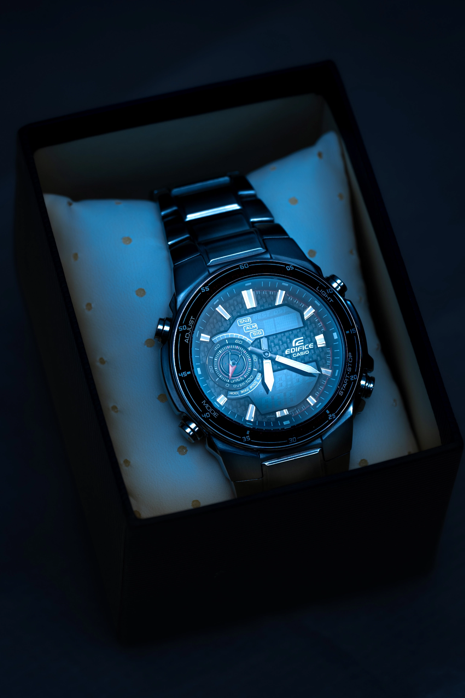 Produktfotografie einer Casio Edifice Edelstahluhr auf dunklem Hintergrund mit dramatischer Beleuchtung — MarketRamp Produktfotografie