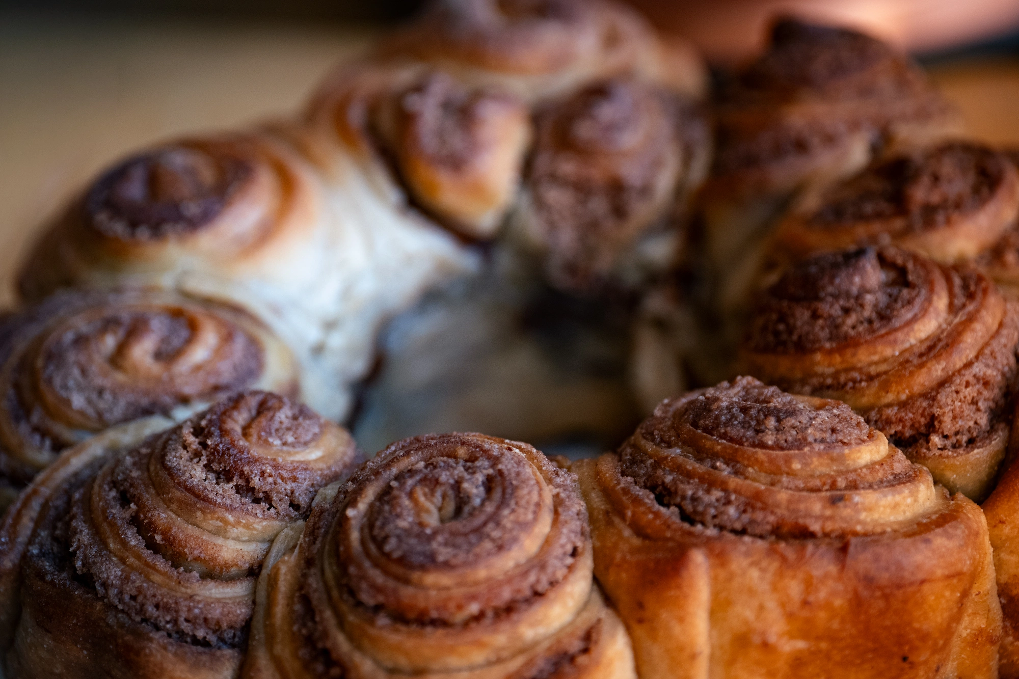 Nahaufnahme Lebensmittelfotografie frisch gebackener Zimtschnecken mit goldbrauner Kruste — MarketRamp Lebensmittelfotografie
